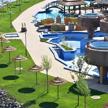 Tahiti Apartman Hajdúszoboszló Buitenkant foto