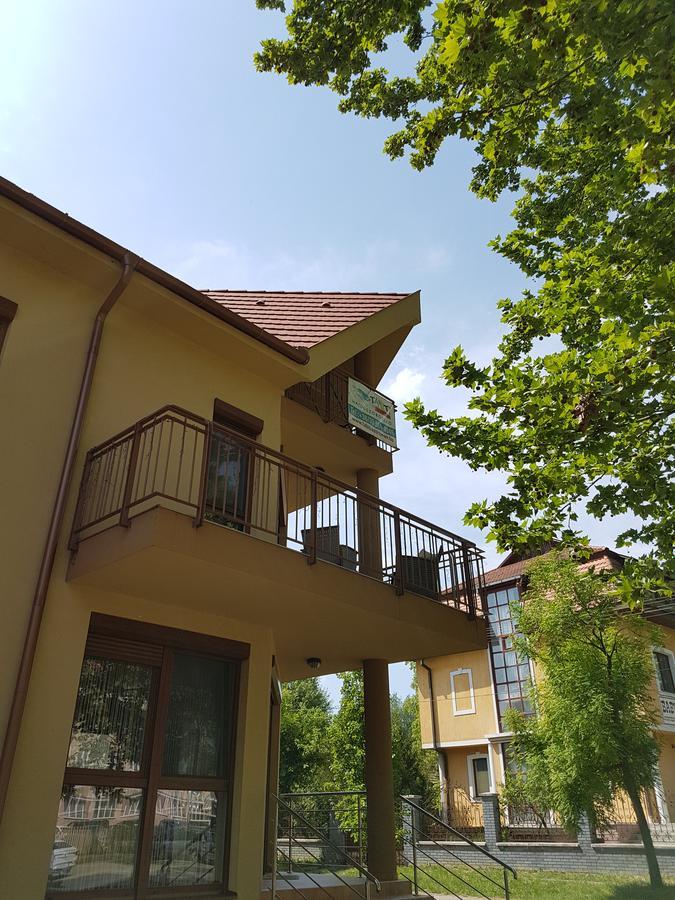 Tahiti Apartman Hajdúszoboszló Buitenkant foto